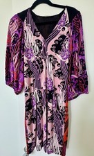 ROBERTO CAVALLI EL IMPRESIONANTE VESTIDO MIDI MUESTRA UNA MEZCLA ARMONIOS DE ROSA, S