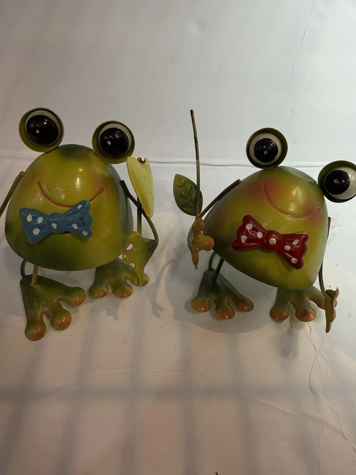 Juego de 2 estatuillas de rana de metal con pajaritas decoración de jardín caprichoso lindo Foto 2 de 4