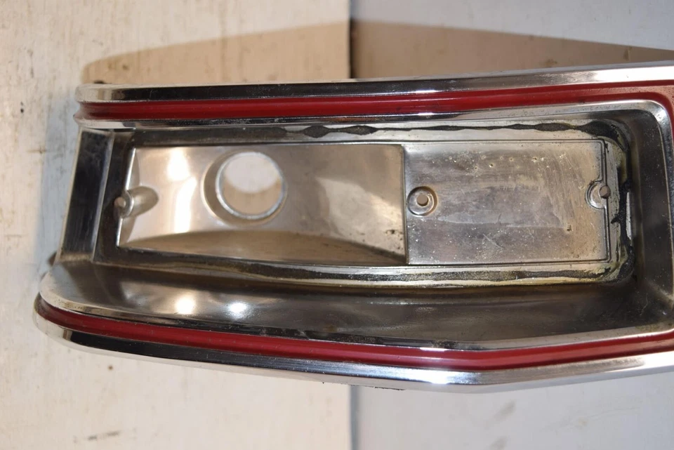 NUEVO DE LOTE 1971-1973 OEM PLYMOUTH VALIANT LADO IZQUIERDO LUZ TRASERA LENTE CARCASA - C45A Foto 2 de 4
