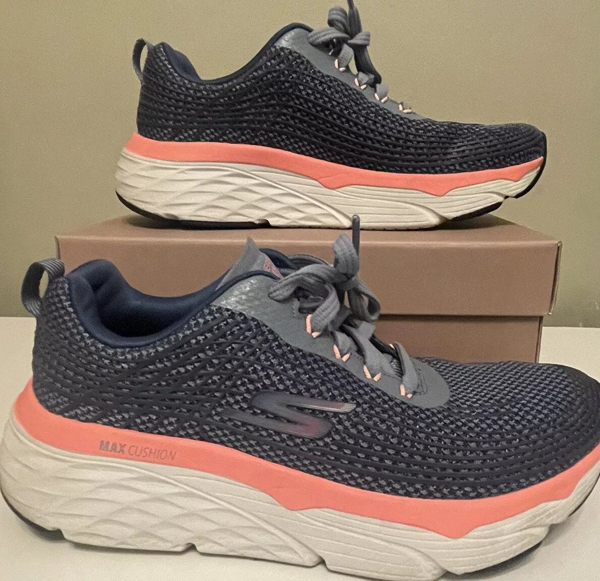 Skechers Ultra Go Run Max Cushioning Womens Shoes Sneakers Size 7 Blue