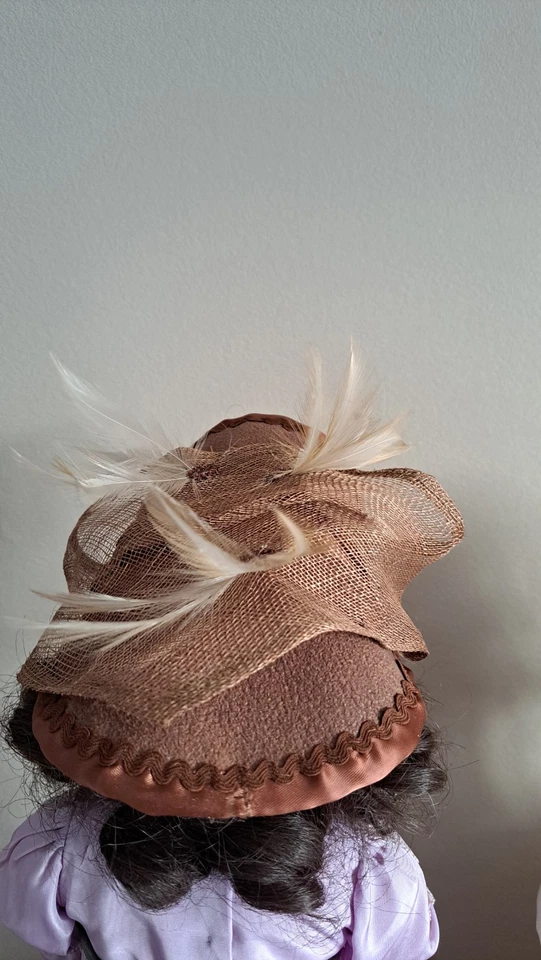 chapeau Marron Tissus et Resille, Avec serpentine pour poupée ancienne fait main - Photo 3/4