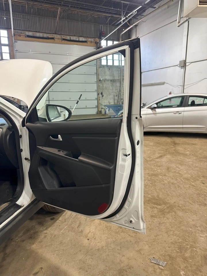 Used Front Right Door Assembly Front fits: 2015 Kia Sportage w/o solar Front Rig Foto 2 de 4