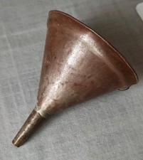 Entonnoir ancien de garage en métal 