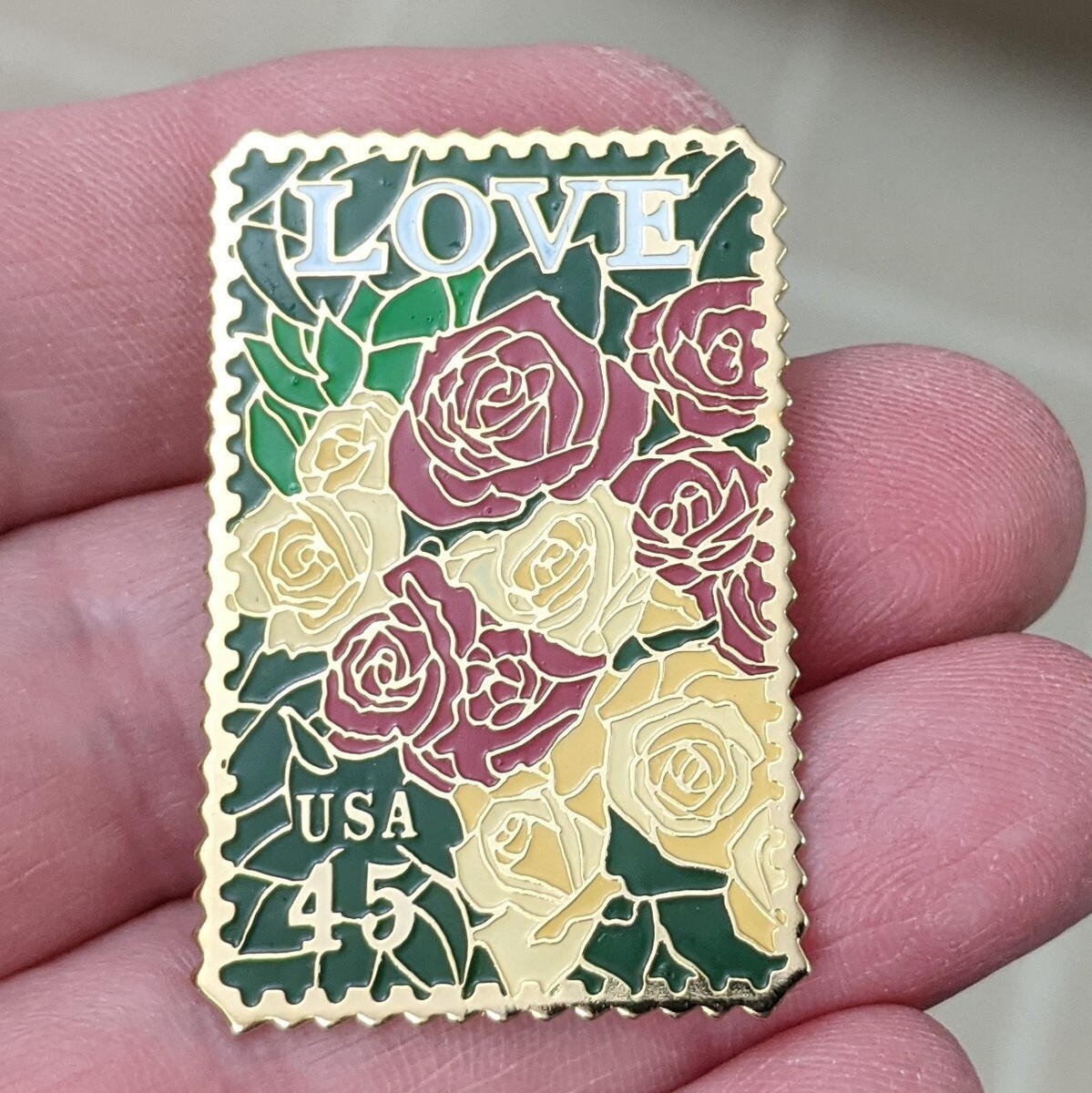ザ・トレンド 1988 UPU USPS LOVE Stamp Pin 45 Cents 1988 Post Office Roses Pink