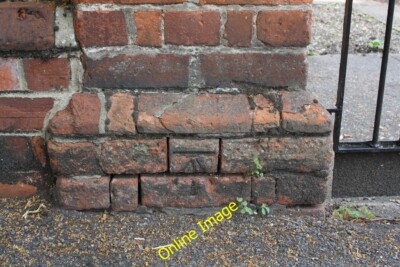 Foto 6x4 Benchmark auf Grenzwand von #15 Addington Road Reading Ordnan c2014