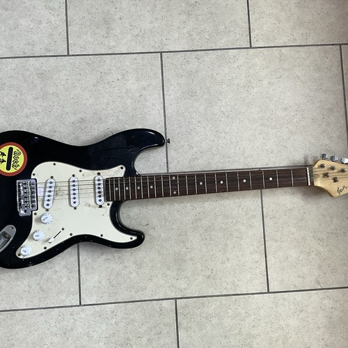 Schwarze E-Stratocaster Gitarre von Pitchmaster - braucht neue Saiten + eine saubere