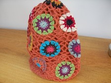 HANDGEMACHTE STRICKMÜTZE + HÄKELAUFLAGE NEU