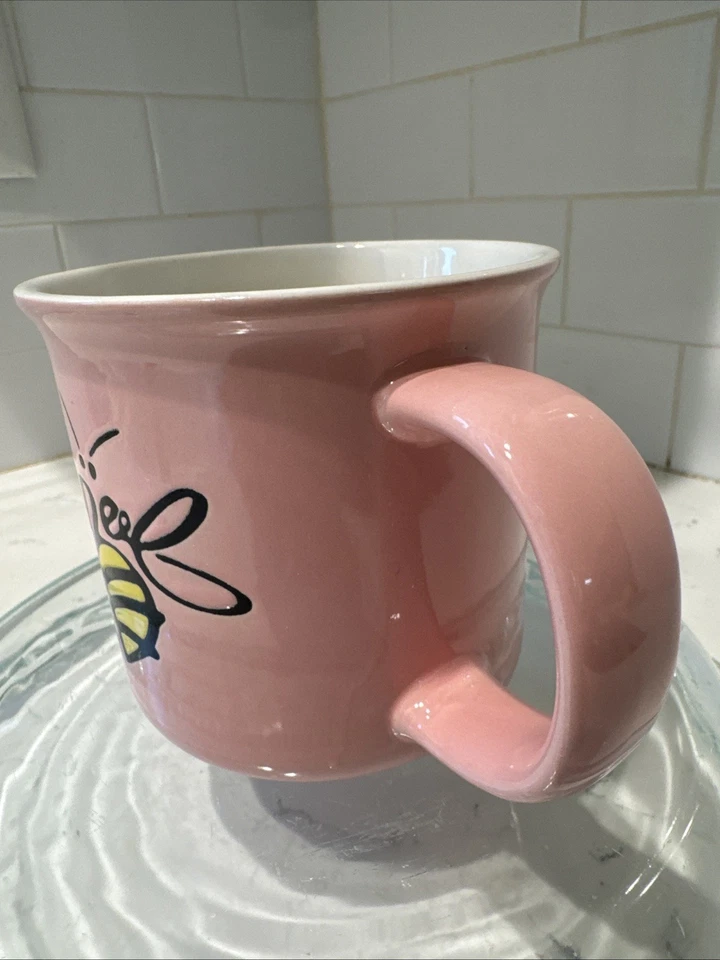 Taza de café grande abstracta rosa abeja. Firma. 17 onzas Foto 2 de 4