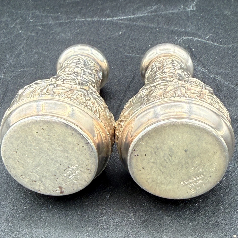 Juego de coctelera de sal y pimienta S KIRK & Son de plata esterlina #59A Repousse 3" de alto Foto 4 de 4