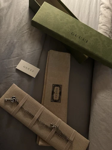 Collana con ciondolo chiave Gucci GG Marmont unisex argento 925 Made in Italy.