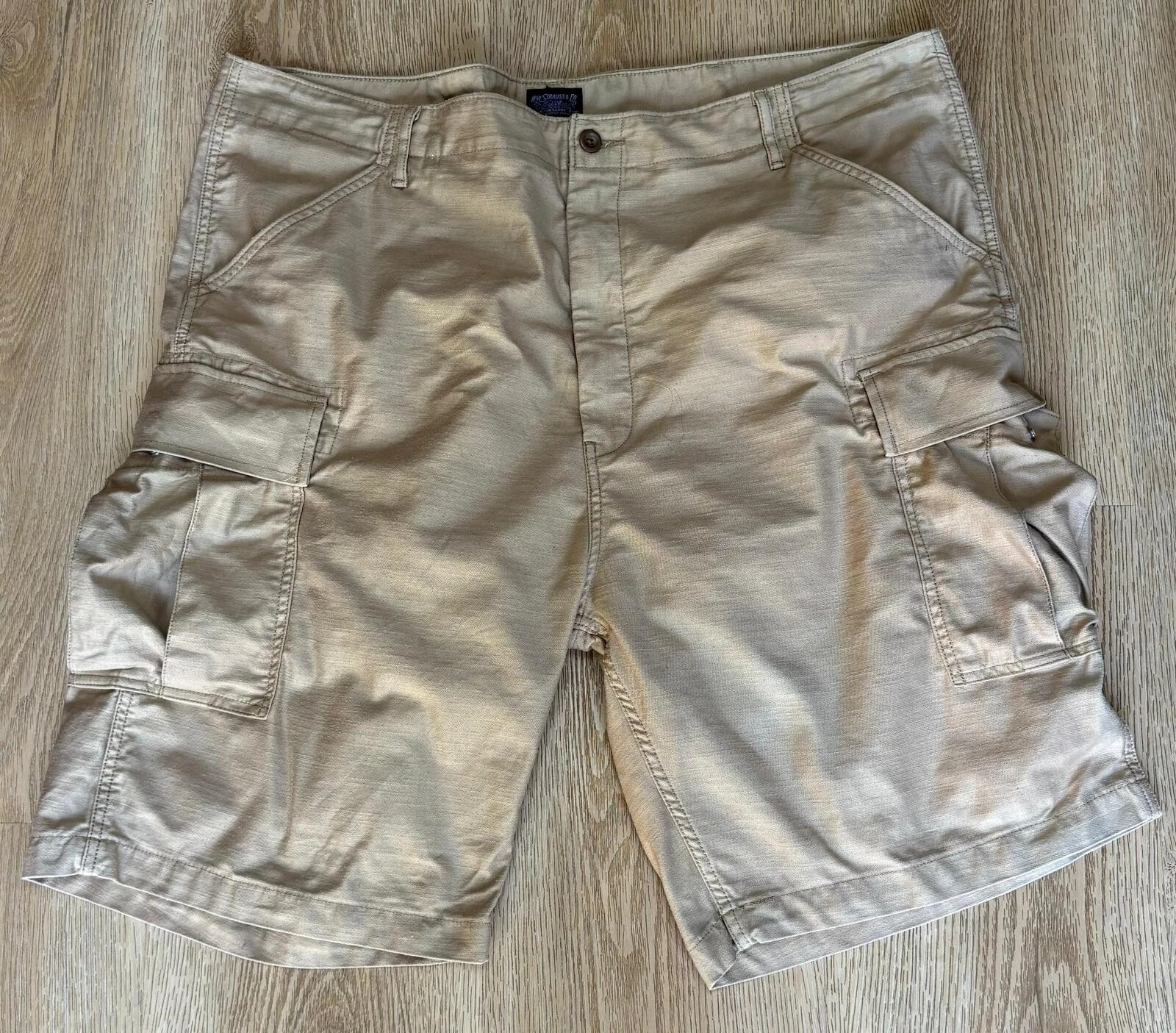 Levi's Cargo Shorts W44 Beige Utility Workwear Combat Hiking Outdoor Mens
Opens in a new window or t