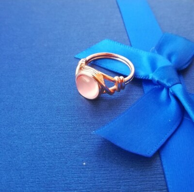 DAMEN RING ROSA OPAL UMWICKELT IN 23KT VERGOLDETER DRAHT PERUANISCHER OPALRING