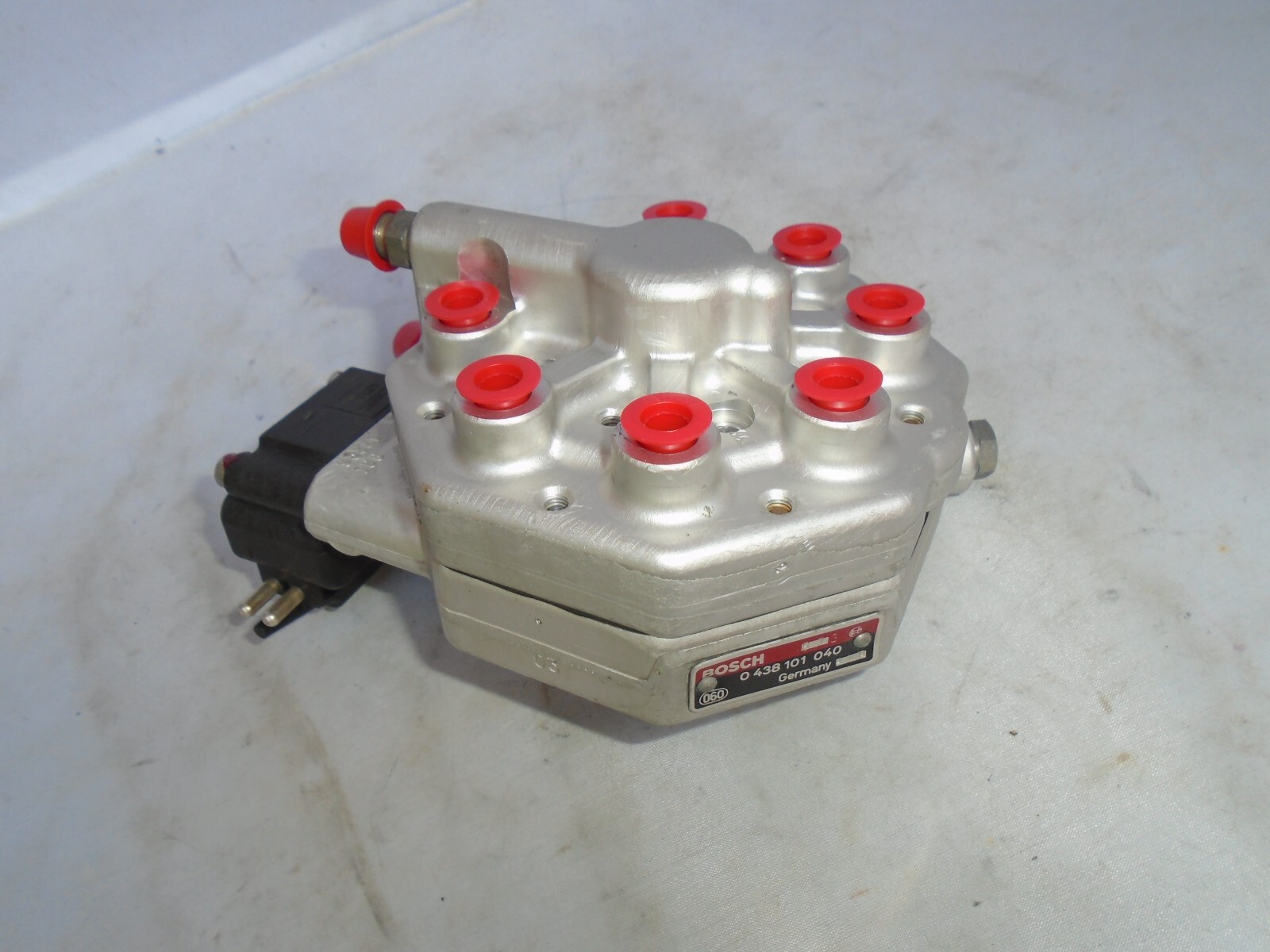 REMANUFACTURE ROLLS ROYCE SILVER Corniche  FUEL DISTRIBUTOR 0438101040 $500 core