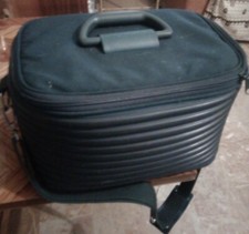 Borsa portaoggetti o beauty case mandarina duck, di colore verde, con tracolla