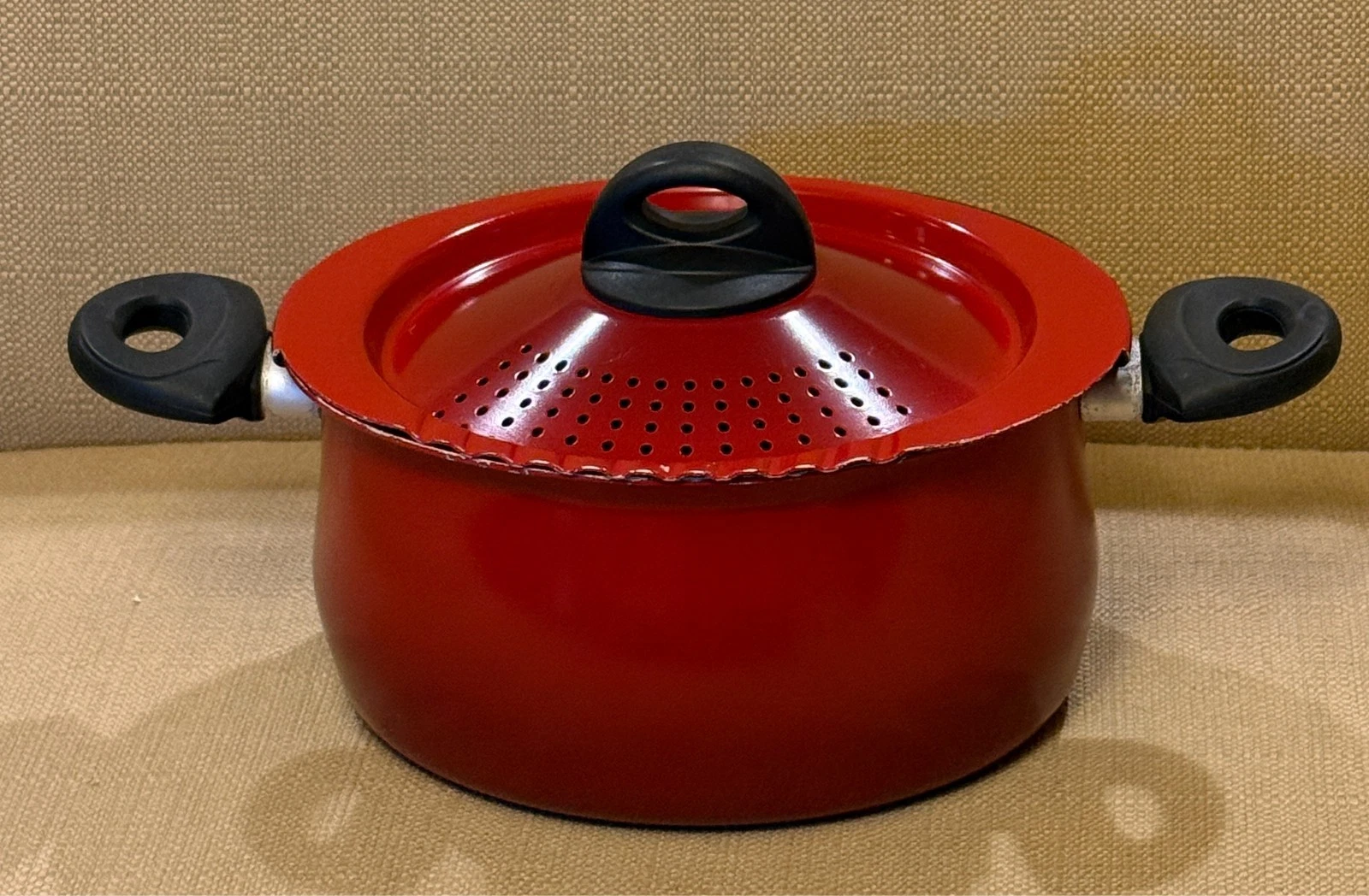 Bialetti Italian Essentials 5.5 Qt Oval Aluminum Pasta Pot Lock Strainer Lid Red