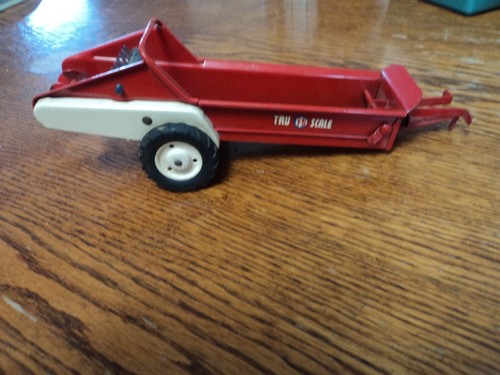 Oldtimer Tru-Scale Traktor Miststreuer rot/weiß 1:16 Modell S-403
