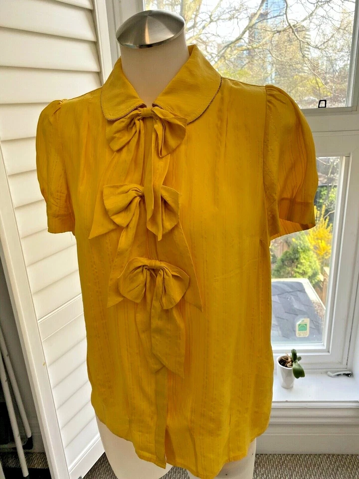 Blusa con lazo dorada manga abullonada Juicy Couture talla 6 venta al por menor $200 Foto 4 de 4