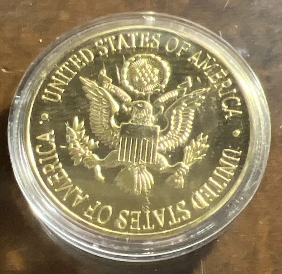 Moneda de Estados Unidos enchapada en oro de La Sirenita de Disney Foto 2 de 3