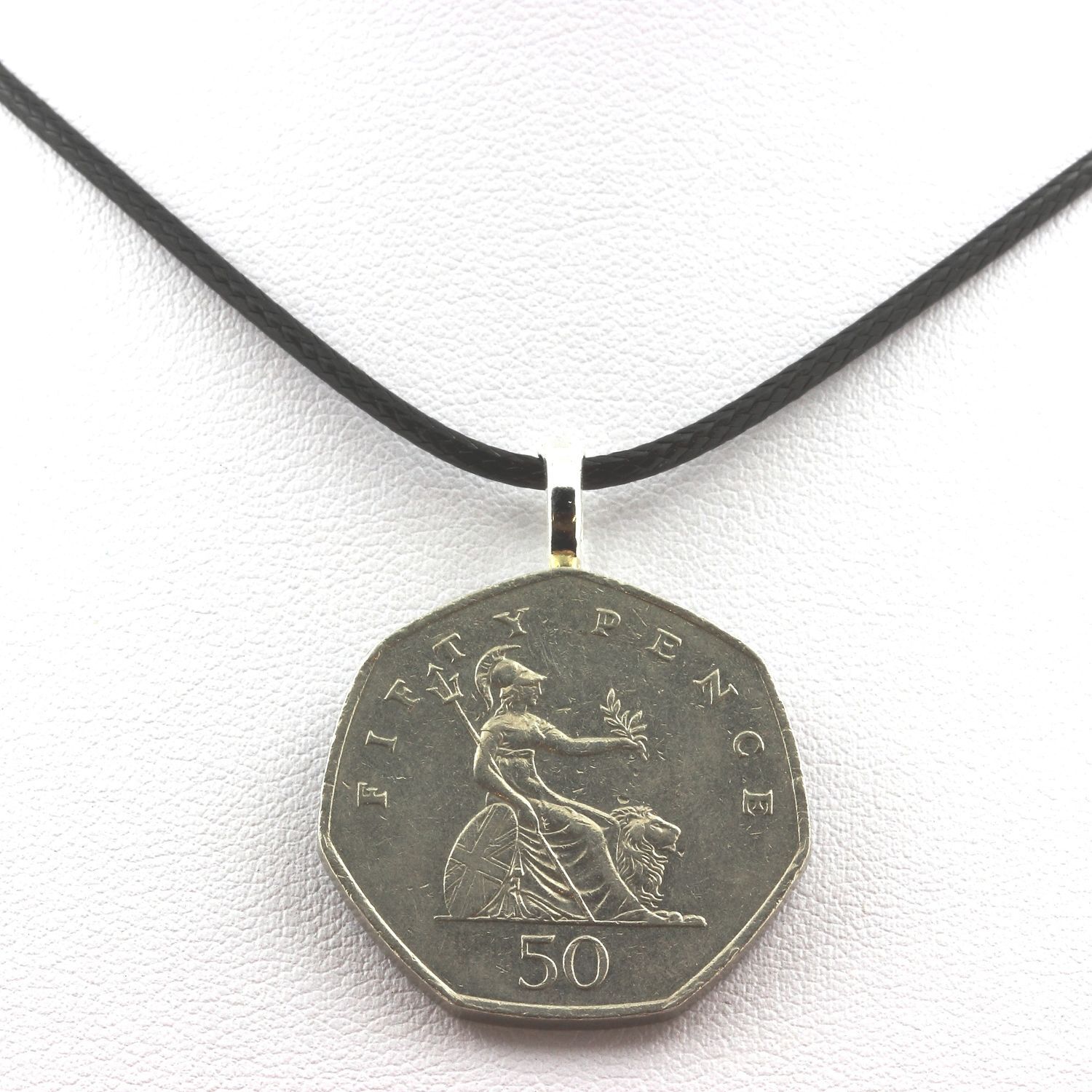 Collier pièce de monnaie 50 pence Elizabeth II en argent et pierres naturelles