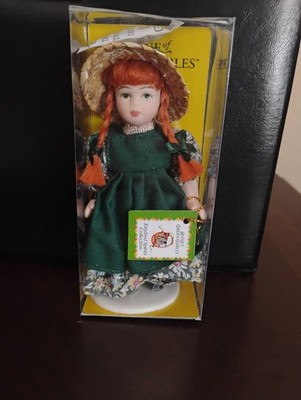 Kindred Spirits Anne of Green Gables 4.5'' Porcelain Doll w/ Book & Stand