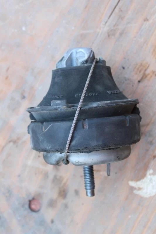 Volvo V70 2005 2006 2007 lado del pasajero derecho motor montaje 2,4 L Foto 2 de 4