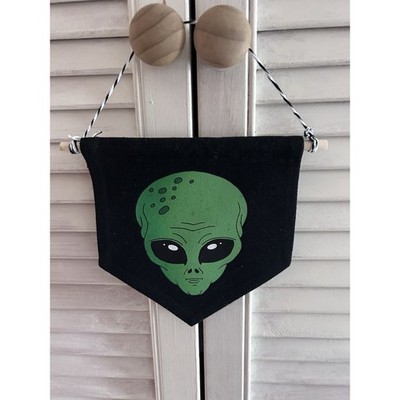 Grüner Alien Anhänger Wandbild Cartoon rotes Gefäß Designs