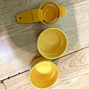 Vintage Tupperware  Yellow 🥚 Separator / 2️⃣ Kids 4 Ounce Cups/ free Gift.