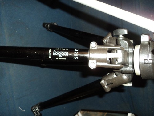 Manfrotto / Bogen 3205 Adjustable Professional Tripod w/ 3160 Pan/Tilt Head - Picture 4 of 5