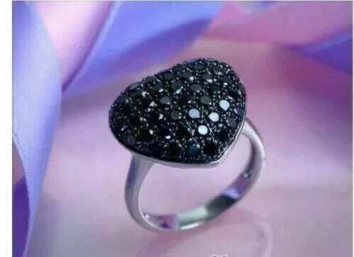Anillo enchapado en oro blanco de 14 k con forma de corazón de diamantes negros simulados de corte redondo de 2,25 quilates Foto 2 de 4