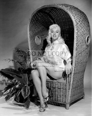 DIANA DORS ENGLISH ACTRESS AND SEX-SYMBOL PIN-UP - 8X10 PUBLICITY PHOTO (DA818)