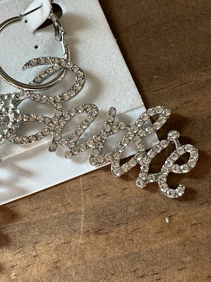 Nuevos Pendientes Colgantes Aro Barbie Script Tono Plata Estrás Foto 2 de 3