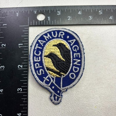 VINTAGE c 1940s Birds (? Black Crows? SPECTAMUR AGENDO Latin Motto Patch 00aH