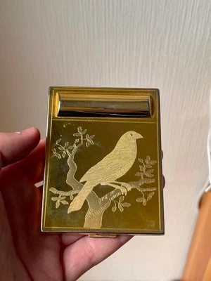 COLLECTION POUDRIER VINTAGE FIGURANT UN OISEAU SUR UN ARBRE EN MÉTAL DORÉ - Photo 1/4