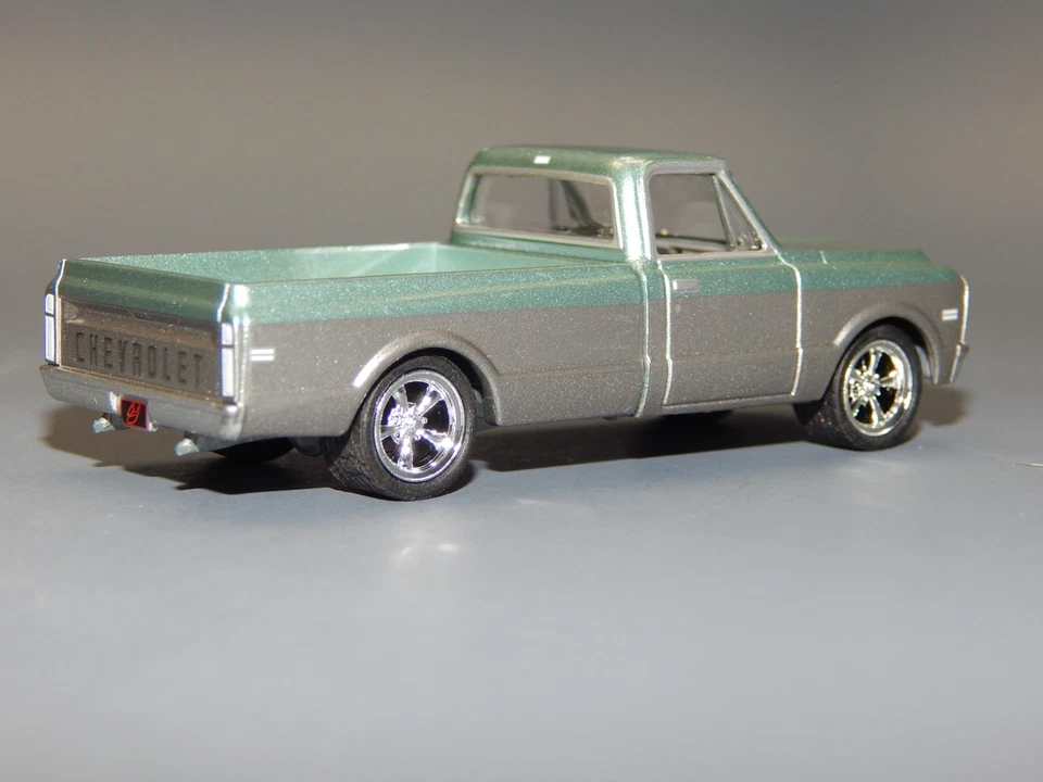 Chevrolet C10 1971 personalizado resto mod plata y verde diorama réplica 1/64 muy buen estado Foto 2 de 4