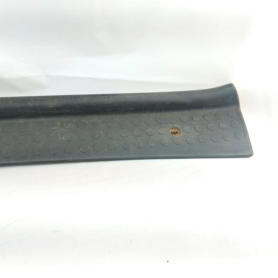 MB479031 1990-1994 Mitsubishi Eclipse DSM RH Gris Alféizar Borde Placa Desgaste OEM Usado Foto 2 de 4