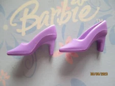 BARBIE DOLL / PAIR OF SHOES: BOOTS, PUMPS ....... (1608)