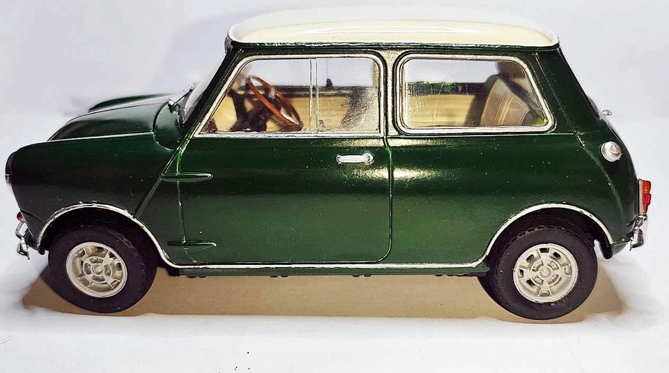 Kit plastica Morris Mini Cooper 1275 S Mk.1 Scala 1/24 Tamiya Montata - Immagine 3 di 4