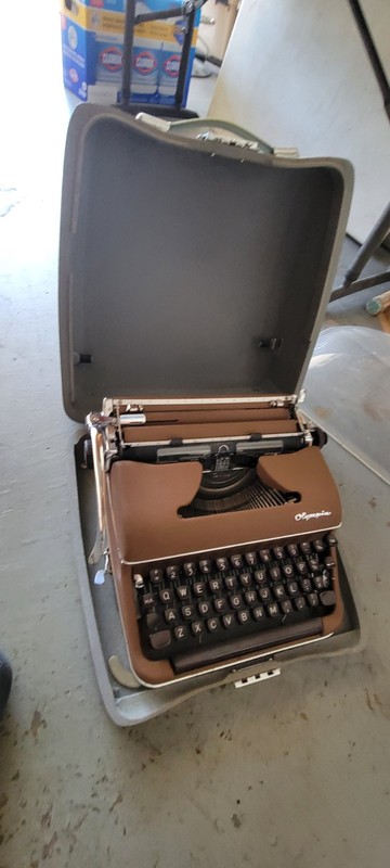 Collectors Olympia  Portable Typewriter w/ Case for Travel and Easy Storage