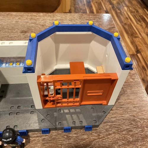 Playmobil 4264 Huge Police Station Headquarters + 2 Extra jails 7393 And 7393 - Picture 16 of 24