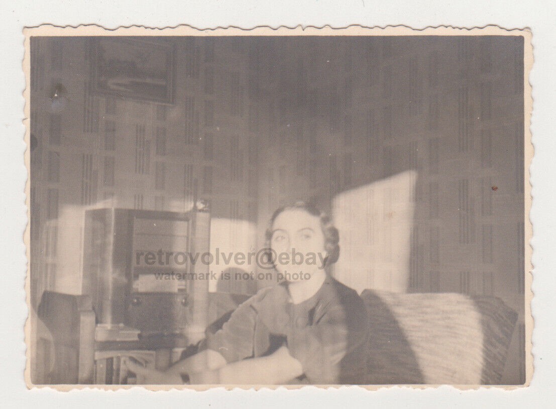 Mujer joven bastante atractiva linda chica de moda bonita instantánea...