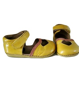 girls mustard shoes