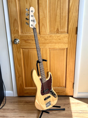 Fender Jazz Bass Special Edition in Natural Ash +HC, Strap, Books, Strings