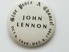 THE BEATLES - JOHN LENNON - GIVE PEACE A CHANCE! OCT 9 1940- DEC 8 1980 BUTTON.