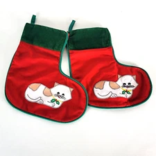 VINTAGE LILLIAN VERNON RED GREEN FELT TRIM CHRISTMAS STOCKINGS CAT APPLIQUES SET