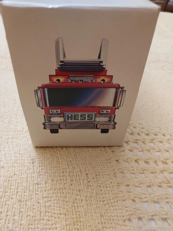 Banco de camiones de bomberos de juguete Hess 1986 rojo con escalera y luces y sonidos del motor NUEVO Foto 4 de 4