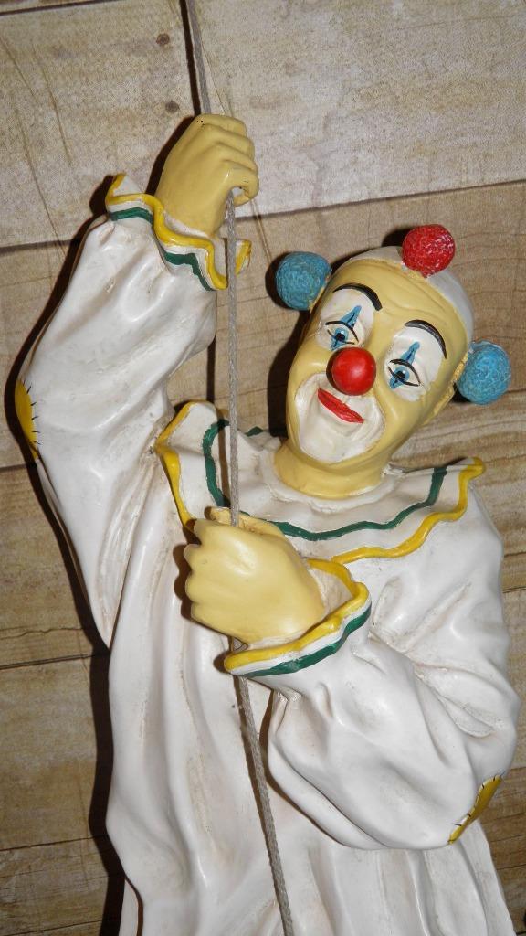 Jun Asilo - big clown on a rope - resin / polyester