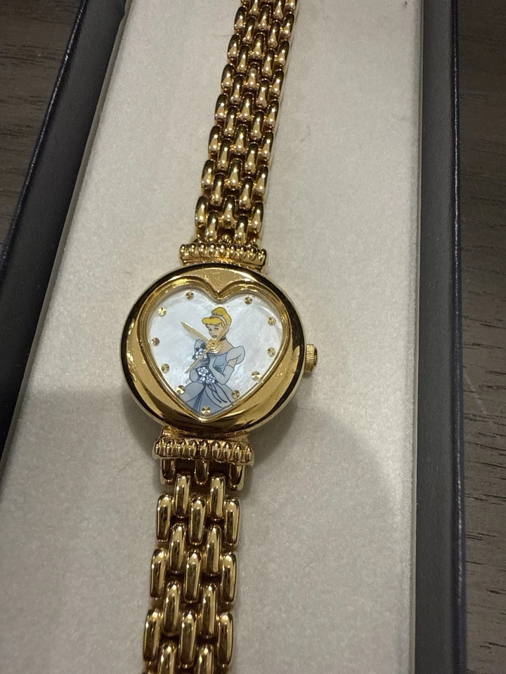 Reloj Disney Cenicienta Tono Dorado Cara Corazón De Colección Pulsera Estilo Necesita Batería Foto 2 de 4