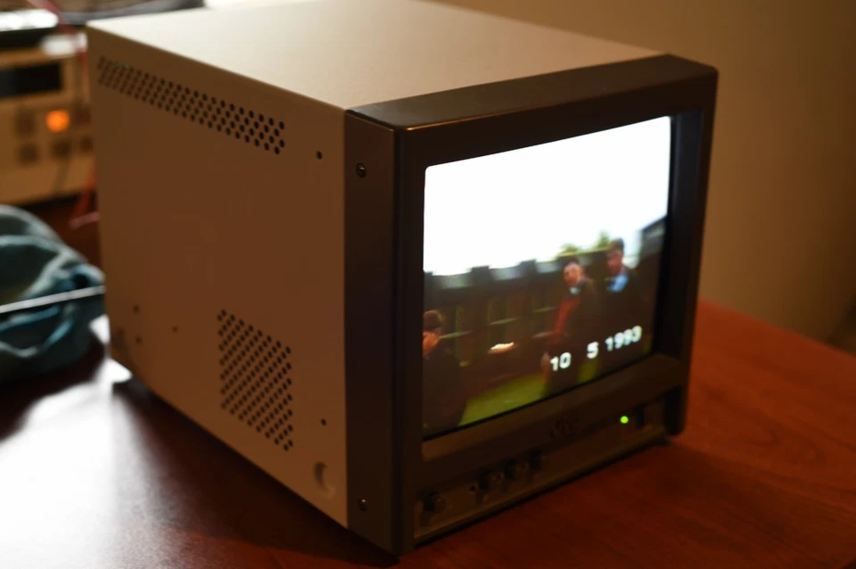 JVC TM-10E-K - 9" INCH 280 TVL PVM video /retro gaming monitor - Image 3 of 4