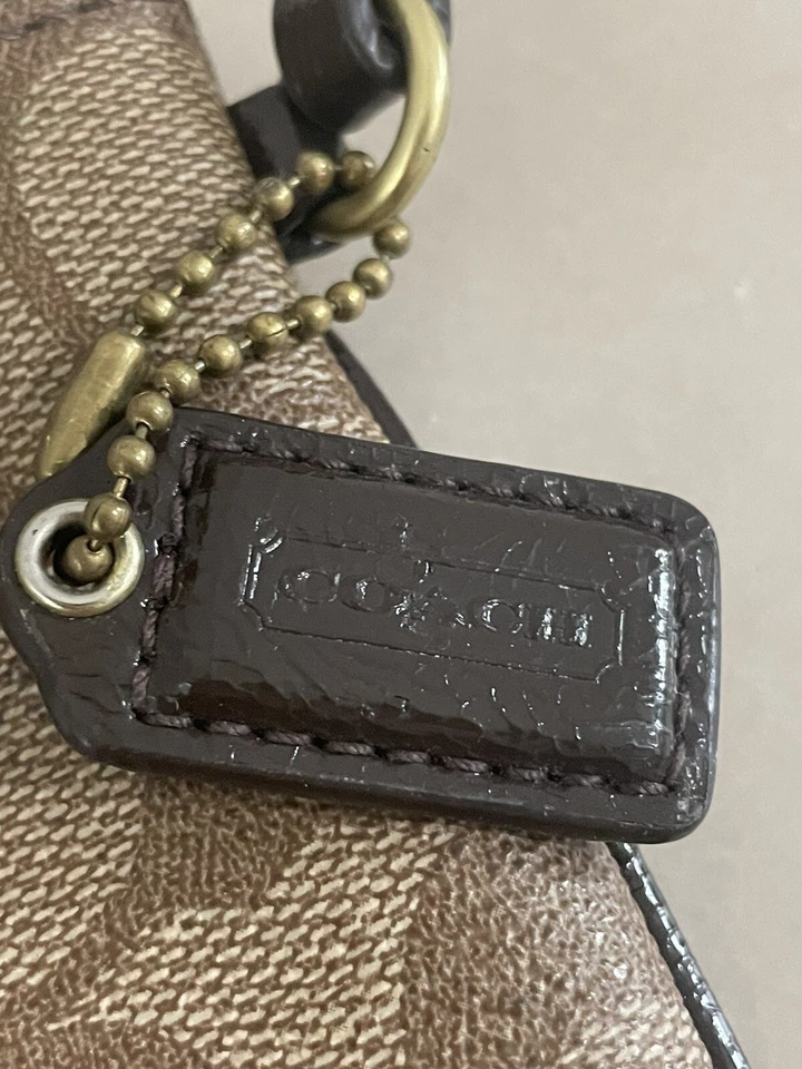 Muñequera pequeña Coach Peyton Signature de lona recubierta caqui/silla de montar Foto 3 de 4