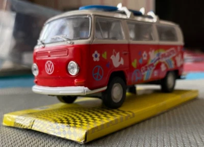 WELLY - VOLKSWAGEN T2 VAN SURF 1967 SCALE 1/40 - Photo 1/4